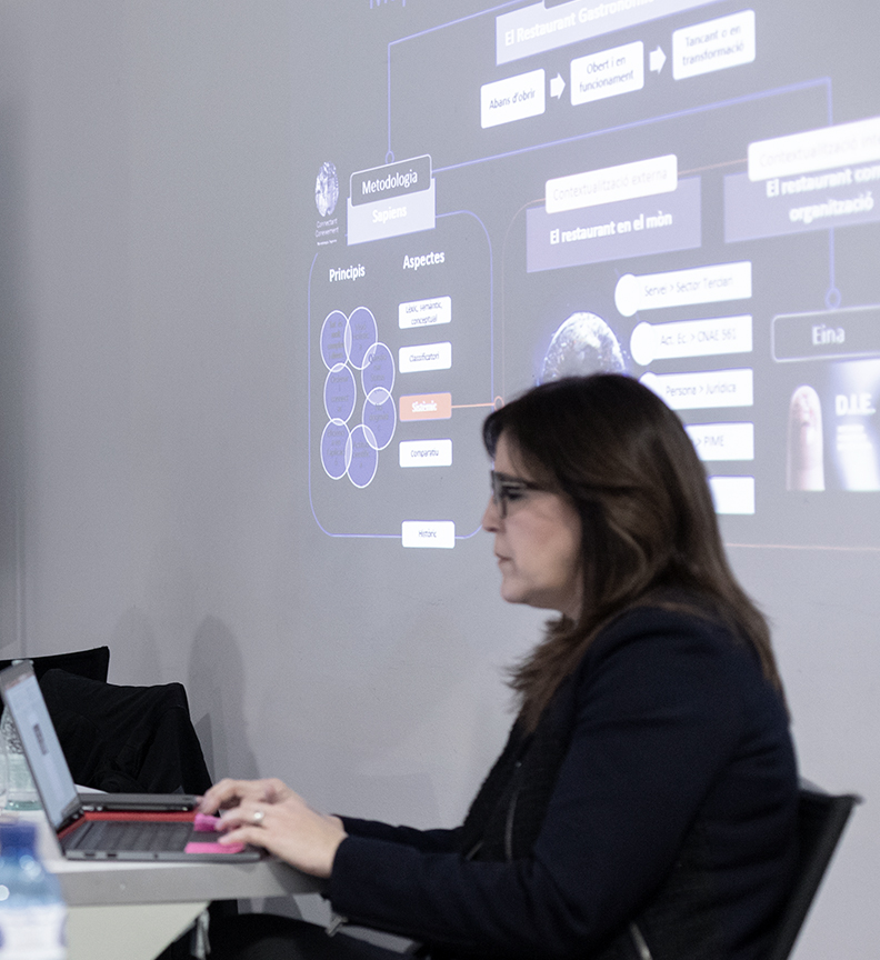 Imagen representando caso de éxito con Caixabank, Sílvia Sánchez delante de un ordenador